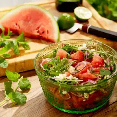 En uppfriskande vattenmelon sallad med fetaost, ruccola och mynta. Perfekt för en varm sommardag.