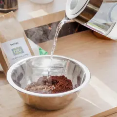 Przygotowanie naturalnej maski do włosów. Wsypujesz kawę do miski, zalewasz gorącą wodą. Zobaczysz przyciemnianie włosów kawą efekty!