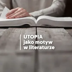 Otwarta księga na drewnianym stole, a na niej tekst: "UTOPIA jako motyw w literaturze". Czytanie o tym, utopia co to, otwiera drzwi do wyobraźni.