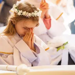 Komunia Święta: Ile trwa msza i przyjęcie? Zaplanuj idealny dzień!