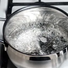 Une casserole d'eau bouillante sur le feu, une méthode pour déboucher un évier.