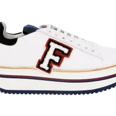 Scarpa bianca Fabi con plateau, logo "F" ricamato e dettagli colorati.