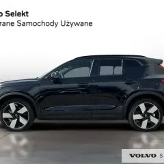 Ciemnogranatowy Volvo EC40 widziany z boku, na białym tle.
