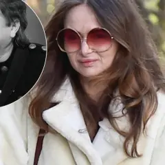 Bartłomiej Korda, syn Wojciecha Kordy, uśmiecha się w czarno-białym kadrze. Obok kobieta w okularach i białym płaszczu.