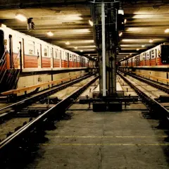 Dwie linie pociągów metra M1 stoją na stacji.