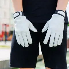 Osoba w czarnym t-shircie i spodenkach prezentuje jasnoszare rękawice flex, gotowe do pracy lub aktywności na świeżym powietrzu.