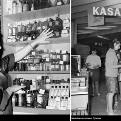 Kobieta wybiera perfumy w sklepie, a inni klienci robią zakupy przy kasie. Karty pracy z epoki.