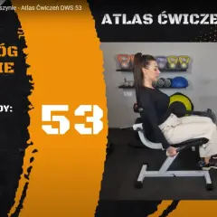 Kobieta wykonuje ćwiczenie leg curl na maszynie siedząc. Na ekranie widnieje numer 53 i tytuł "Uginanie nóg na maszynie siedząc".