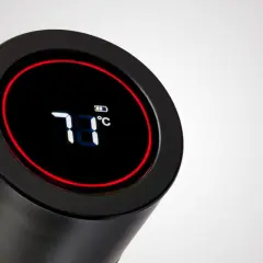 Schwarze Trinkflasche mit digitaler Anzeige (71°C) und Akku-Symbol. Eine smarte Trinkflasche mit Erinnerungsfunktion, die die Temperatur anzeigt.