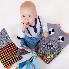 Przytulanka sensoryczna od kiedy? Poznaj kluczowe korzyści dla niemowląt