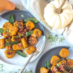 Gnocchi di zucca con pancetta croccante e salvia fresca, un piatto autunnale delizioso.
