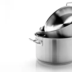 Pentole in acciaio inossidabile impilate. La scelta tra acciaio 18/0 o 18/10 dipende dall'uso, ma entrambe sono ottime per cucinare.