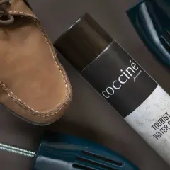 Skórzany but i niebieskie prawidła obok puszki cocciné antiacqua impregnat do skór i tekstyliów.