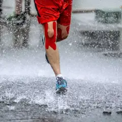 Bieganie w deszczu? Odkryj, jak czerpać z niego siłę i komfort!