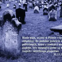 Cmentarz z nagrobkami, na pierwszym planie kamienny pomnik. Cytaty na pomnikach, tęsknota za zmarłą osobą.