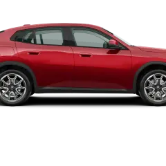 Czerwony, sportowy BMW X2 2025 z czarnymi detalami i felgami.