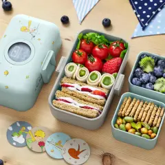 Uroczy lunch box na kanapki z Małym Księciem, pełen owoców, warzyw i przekąsek. Idealny na piknik!