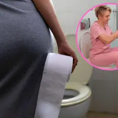 Kobieta w ciąży trzyma papier toaletowy, przygotowując się na kłopoty z wypróżnianiem po porodzie. W okręgu pielęgniarka siedzi na toalecie.