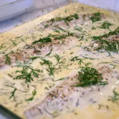 Ugnsbakad makrill i en krämig sås med dill och senapsfrön. Enkel och god vardagsmat.