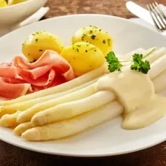 Spargel mit Sauce Hollandaise, Salzkartoffeln und Schinken. Die Menge der Sauce pro Person ist großzügig bemessen.