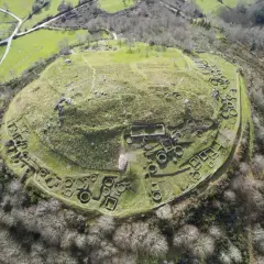 Vista aérea del castro de San Cibrao de Las, un yacimiento arqueológico en Ourense, Galicia. Se aprecian las estructuras circulares y rectangulares de las antiguas viviendas.