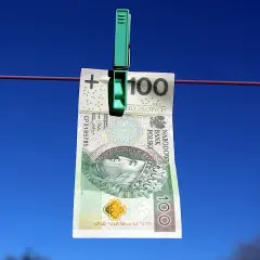 Sto złotych na sznurku, symbolizujące pozabankową konsolidację chwilówek.