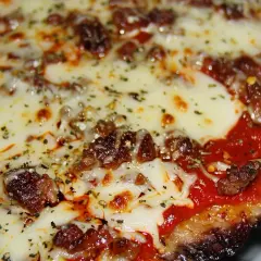 Matambre a la pizza con queso derretido, salsa roja y especias. ¡Un manjar irresistible!