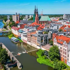 Widok z lotu ptaka na Opole z Odrą, mostami i zabytkową architekturą.