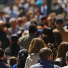 Tłum ludzi, każdy z nich to część odpowiedzi na pytanie, ile jest ludzi na świecie.