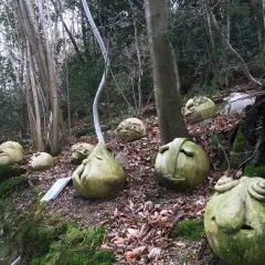 Waldskulpturen im Wald bei Leichlingen. Diese besonderen Veranstaltungen ziehen Besucher an, die die Kunstwerke in der Natur bestaunen.