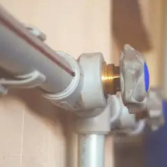 Conexión de tuberías con roscas BSP y válvulas de corte.