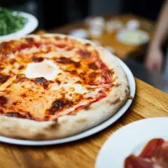 Ile kalorii mają 2 kawałki pizzy? Zaskakujące fakty o kaloriach