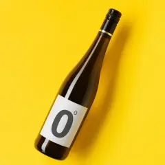 Bottiglia di vino dealcolato con etichetta "0" su sfondo giallo brillante.