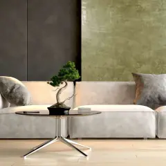 Nowoczesny salon z sofą, stolikiem i bonsai. Ściana za sofą pokryta jest efektowną **glinką wenecką** w odcieniach zieleni i grafitu.