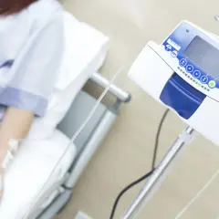 Patient mit Infusion, die eine Chemotherapie ablehnte. Die Prognose ist ungewiss.