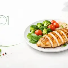 Zdrowy posiłek: grillowany filet z piersi kurczaka z ryżem, brokułami i pomidorkami. Idealny dla dbających o dietę i liczących filet z piersi kurczaka kcal.