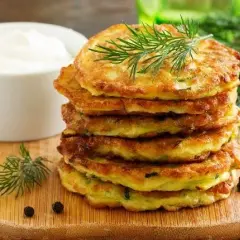 Z czym jeść placki z cukinii? Odkryj pyszne dodatki i sosy