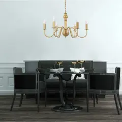 Elegancka, złota lampa zwis nad czarnym stołem z krzesłami. Idealna do wytwornej jadalni.