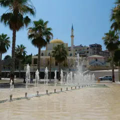 Warto odwiedzić Durrës! Plac z fontannami, palmami i meczetem w tle tworzy śródziemnomorski klimat.