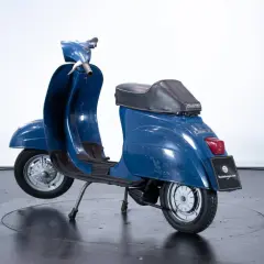 Vespa blu brillante, pronta per essere verniciata senza smontarla. Un restauro fai-da-te alla portata di tutti.