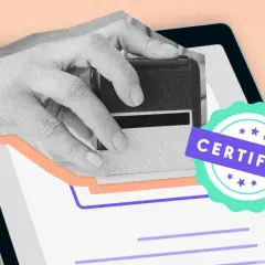 Mano aplicando sello en documento digital. Sello de "CERTIFIED" indica un certificado de sello electrónico.