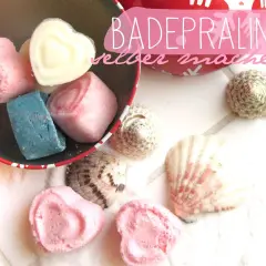 Badebomben in Herzform und andere Formen, die man leicht selber machen kann. Mit Muscheln und Sand für ein maritimes Flair.