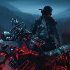 Mężczyzna w czapce i skórzanej kurtce siedzi na motocyklu w lesie, z karabinem na plecach.