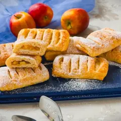 Leckere Apfeltaschen, frisch gebacken und mit Puderzucker bestäubt. Ein tolles Apfeltaschen Rezept für jeden Anlass.