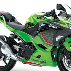 Kawasaki Ninja 400, una de las deportivas motos guapas, con su característico color verde y diseño agresivo.