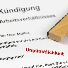 Kündigungsschreiben mit dem Grund "Unpünktlichkeit". Dies kann zu einer Sperre beim Arbeitslosengeld führen.