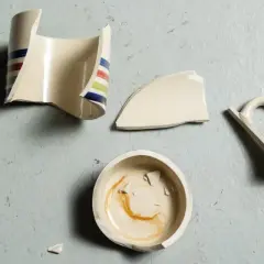 Rozbite naczynie z kolorowymi paskami, które można poskładać za pomocą kleju do porcelany.