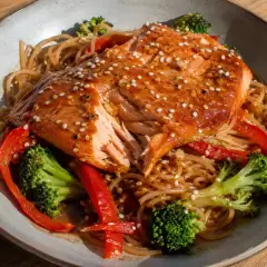 En läcker sejfile med nudlar, broccoli och paprika. Ett perfekt sejfile recept för en snabb middag.
