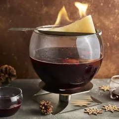 Alkoholfreie Feuerzangenbowle mit brennendem Zuckerhut und Gewürzen. Ein winterlicher Genuss für die ganze Familie.
