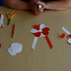 Proste sposoby na kotylion DIY – stwórz piękną ozdobę patriotyczną